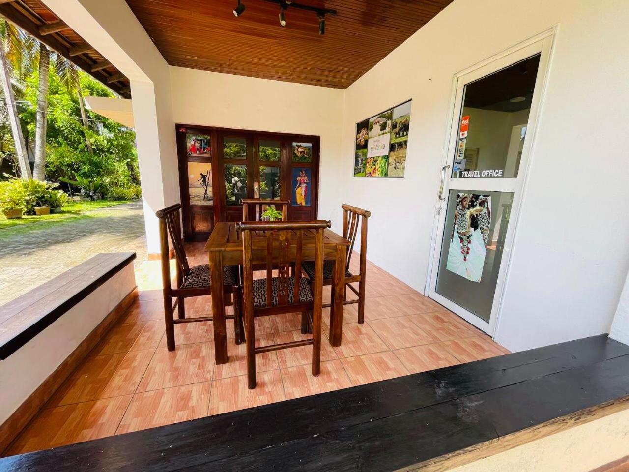 The Beez Hotel Negombo Luaran gambar