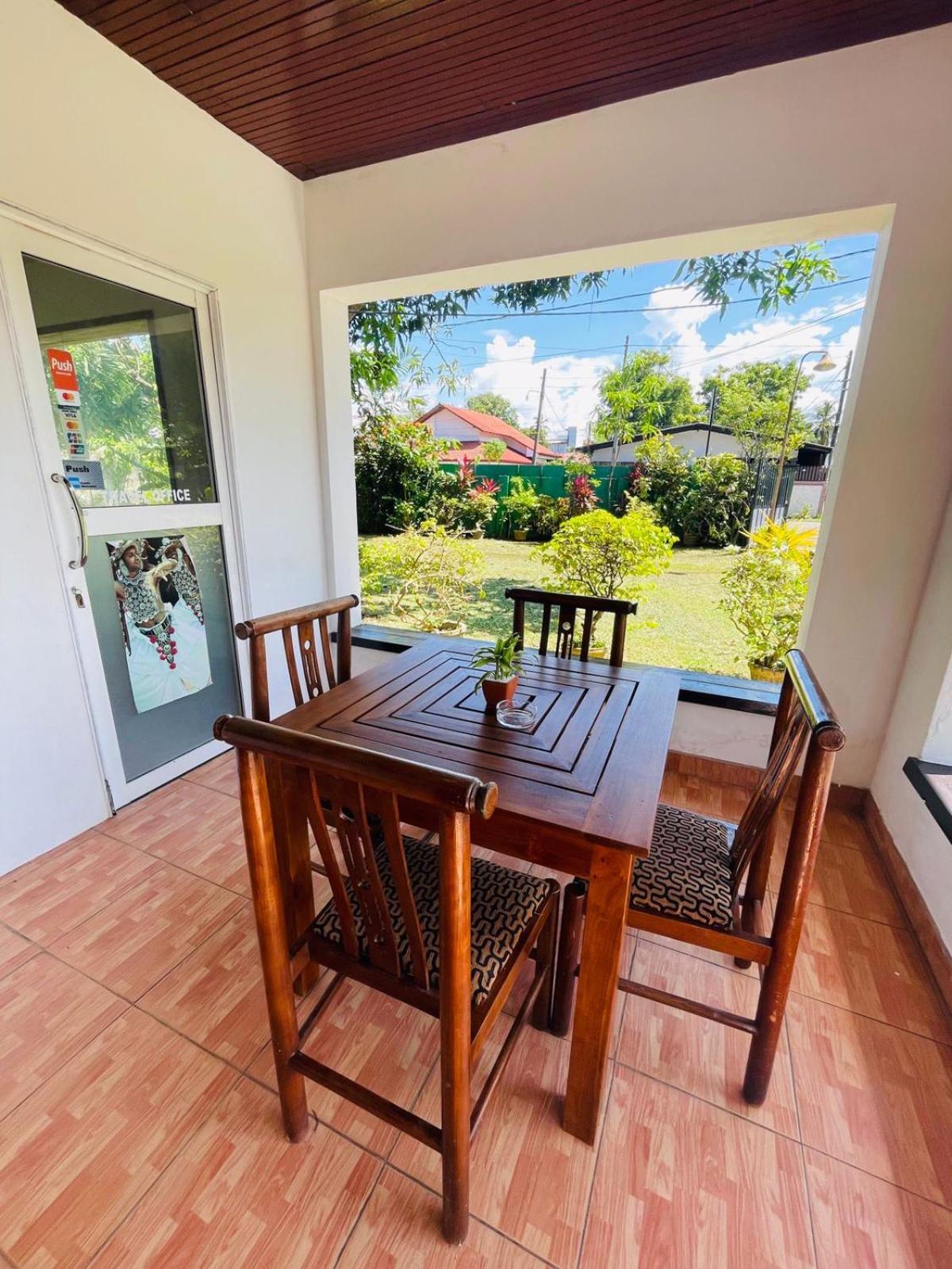 The Beez Hotel Negombo Luaran gambar