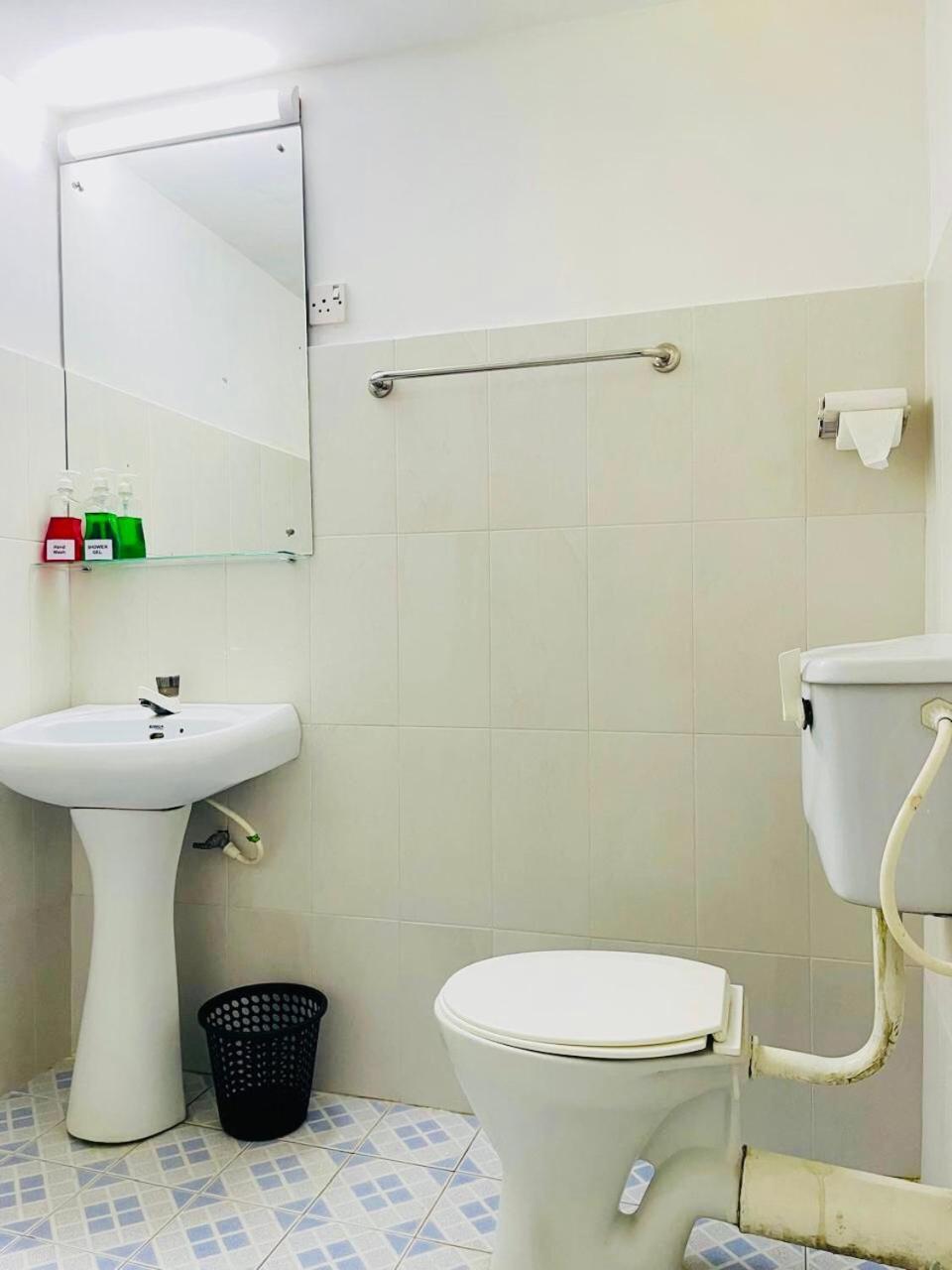 The Beez Hotel Negombo Luaran gambar
