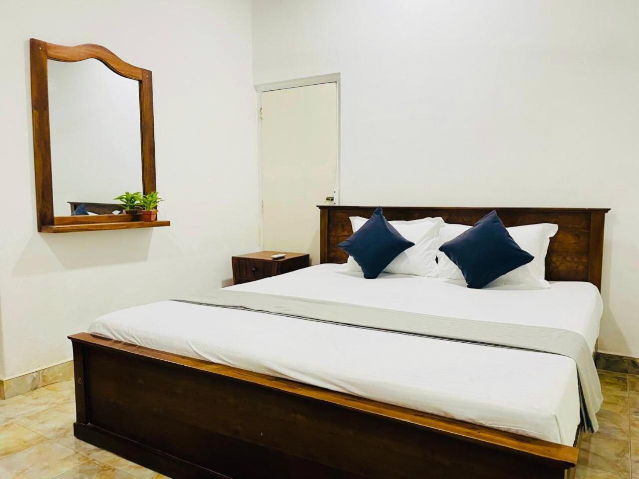 The Beez Hotel Negombo Luaran gambar